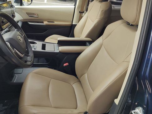 Used 2021 Toyota Sienna XLE image 2