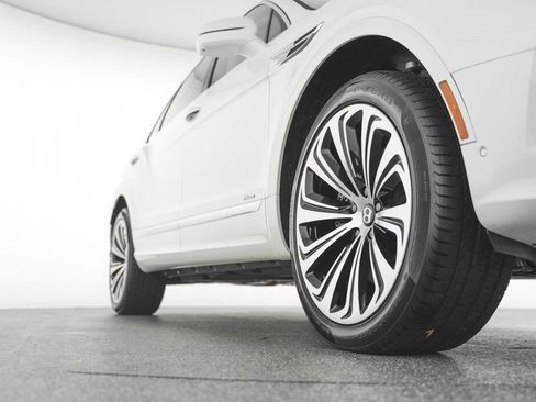 Used 2025 Bentley Bentayga Extended Wheelbase image 3