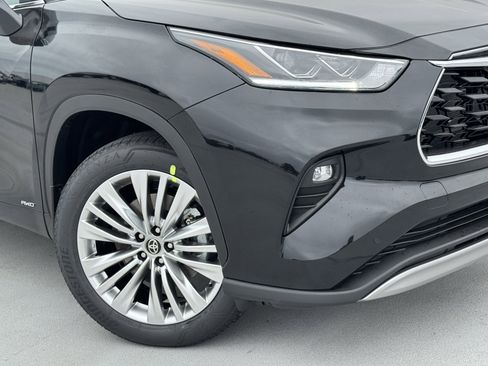 New 2026 Toyota Highlander Platinum AWD/4WD image 11