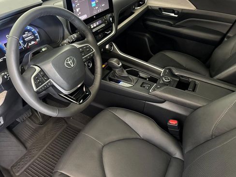 Used 2024 Toyota Grand Highlander AWD image 4