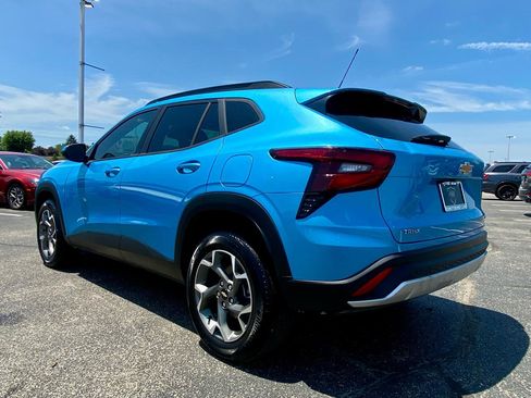 Used 2026 Chevrolet Trax LT w/ LT Convenience Package FWD image 3