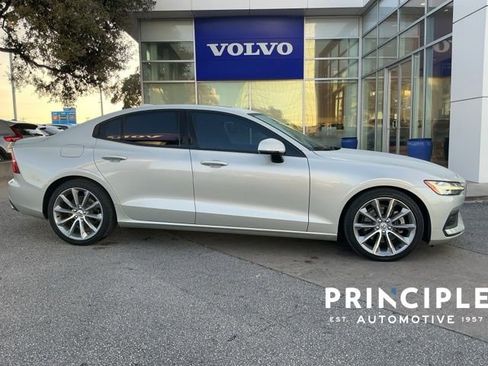 Used 2020 Volvo S60 T5 Momentum image 3