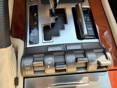 Used 2009 Lexus LX 570 4WD w/ Preferred Accessory Pkg image 33