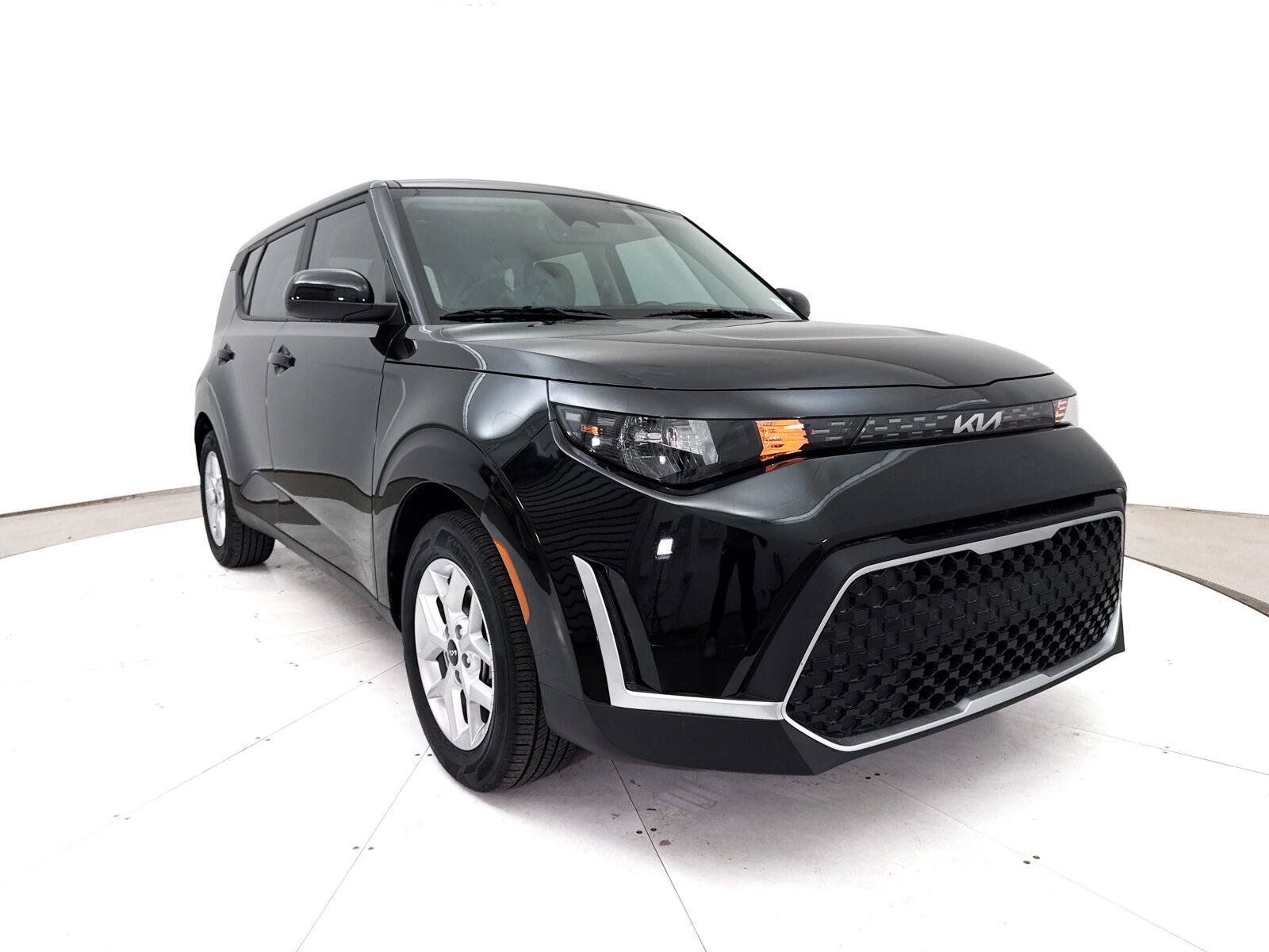 Used 2025 Kia Soul LX w/ LX Technology Package FWD image 11
