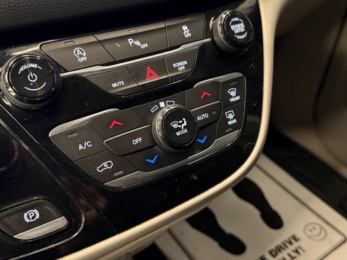 Used 2019 Chrysler Pacifica Touring-L image 15