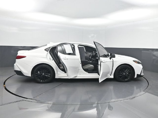Used 2025 Toyota Camry SE w/ Convenience Package FWD image 33