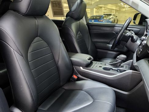 Used 2021 Toyota Highlander XLE image 25