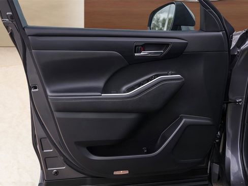 Used 2023 Toyota Highlander XSE image 24