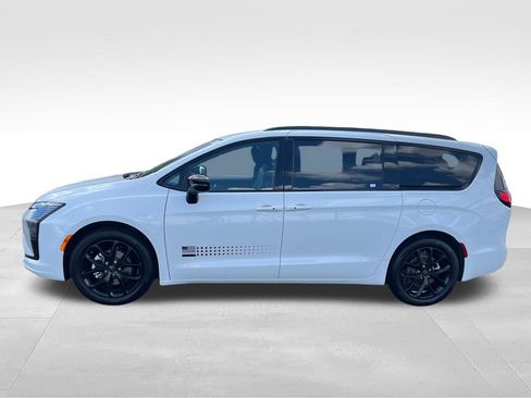 New 2027 Chrysler Pacifica Select FWD image 2