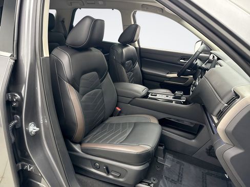 Used 2025 Nissan Pathfinder Platinum w/ Cargo Package image 17