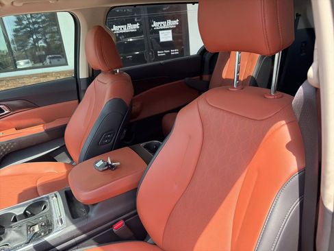 Used 2026 Kia Carnival SX w/ SX Dark Edition Package image 3