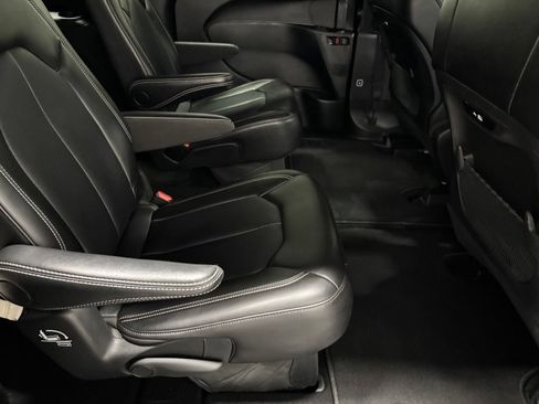 Used 2025 Chrysler Pacifica Select FWD image 49