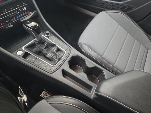 Certified 2025 Volkswagen Jetta SE FWD image 25