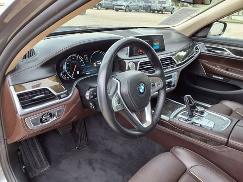 Used 2018 BMW 740i RWD image 23