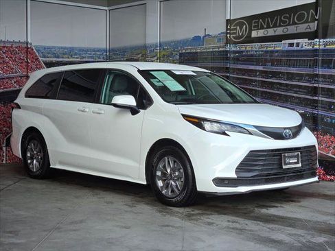 Certified 2023 Toyota Sienna LE FWD image 1