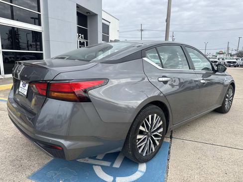 Used 2025 Nissan Altima 2.5 SV FWD image 9