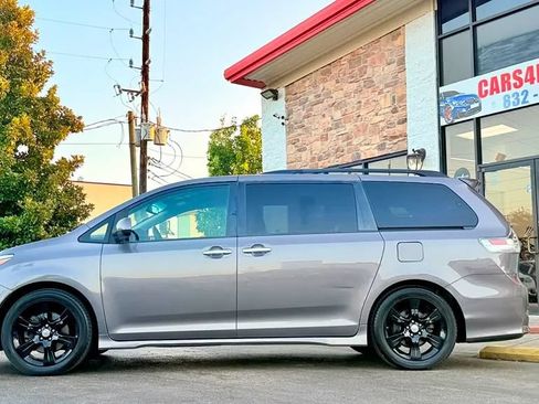 Used 2015 Toyota Sienna SE FWD image 2