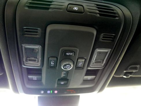 Used 2025 Chevrolet Suburban High Country image 16