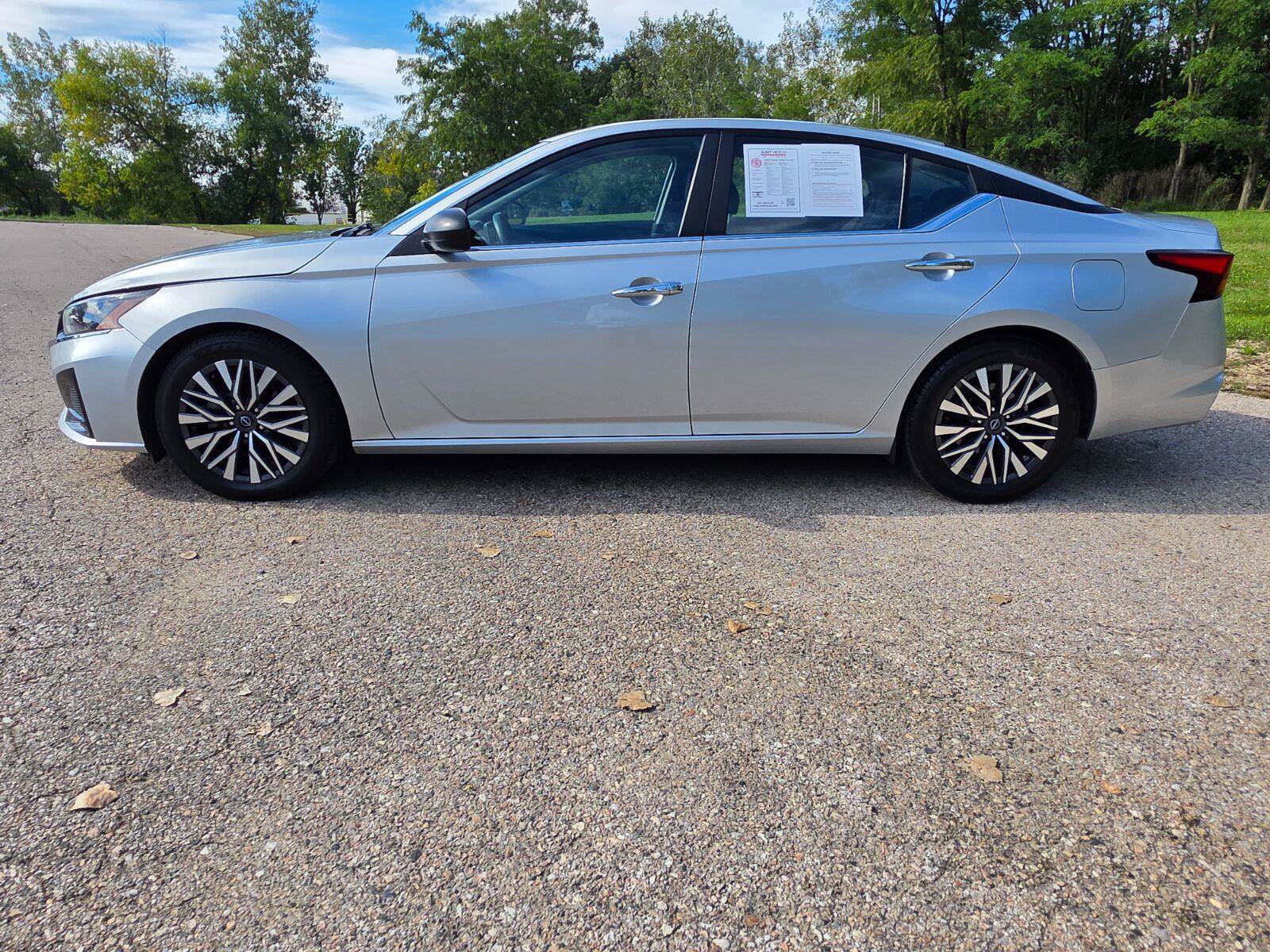 Used 2024 Nissan Altima 2.5 SV FWD image 2