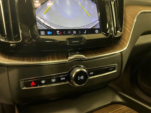 Certified 2022 Volvo XC60 B5 Momentum w/ Climate Package image 19