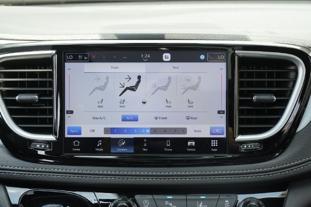 Used 2025 Chrysler Pacifica Limited FWD image 45