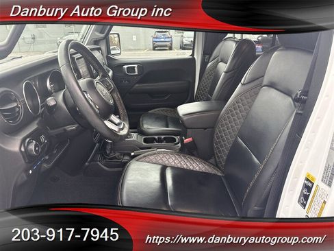 Used 2023 Jeep Wrangler Unlimited Sahara image 9