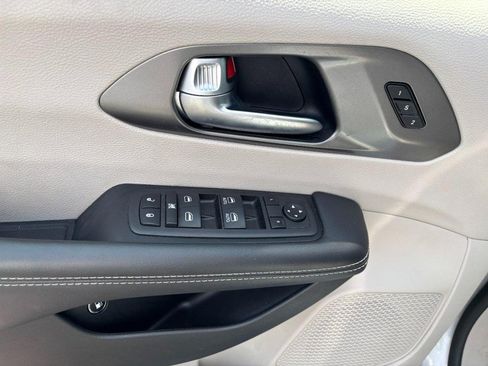 Used 2023 Chrysler Pacifica Touring-L FWD image 10