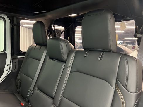 Used 2024 Jeep Wrangler Sahara image 11