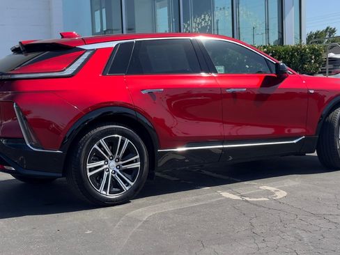 Certified 2024 Cadillac Lyriq Luxury AWD/4WD image 4
