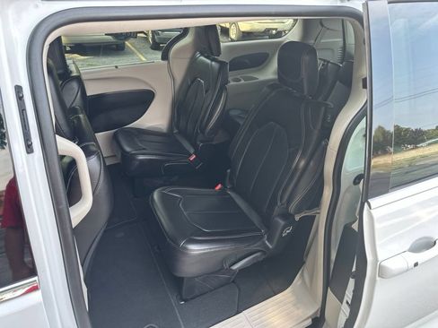Used 2023 Chrysler Pacifica Touring-L FWD image 25
