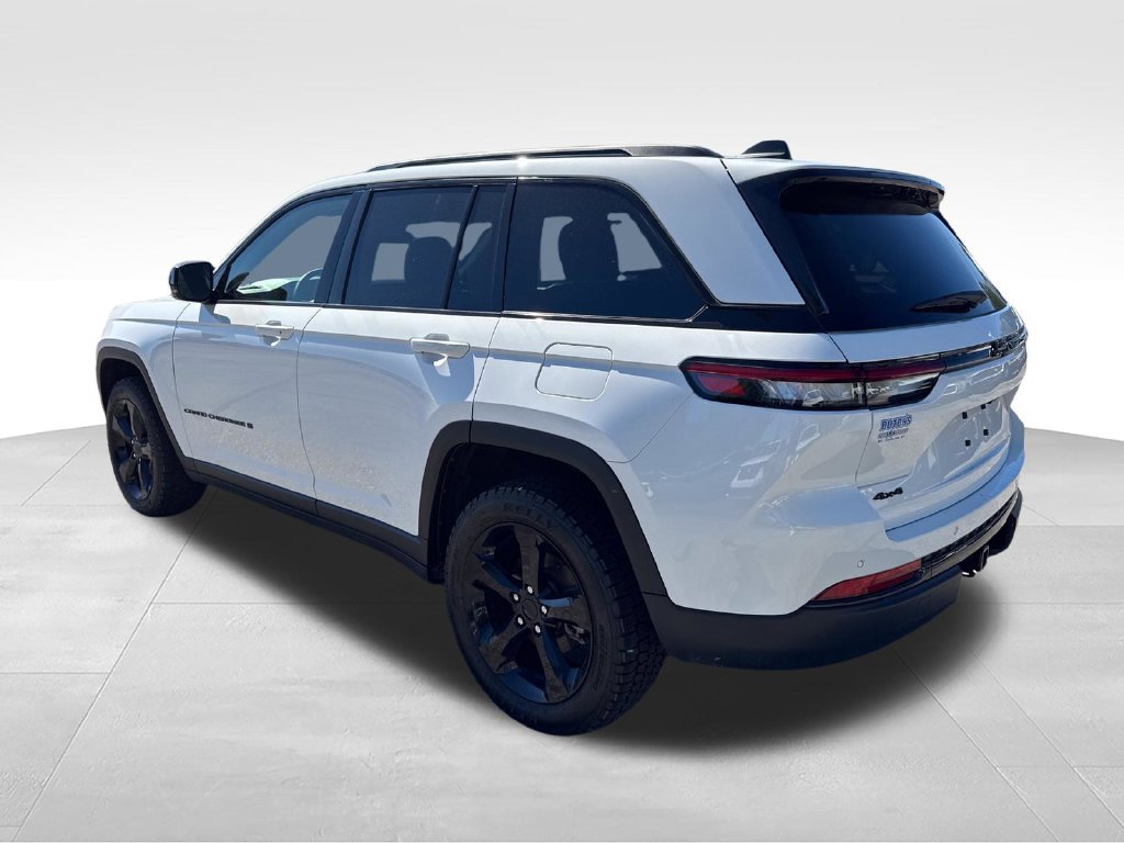 Used 2025 Jeep Grand Cherokee Altitude AWD/4WD image 8