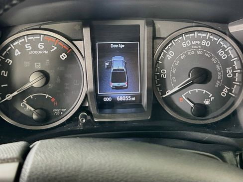 Used 2022 Toyota Tacoma TRD Off-Road w/ TRD Premium Off Road Package AWD/4WD image 12