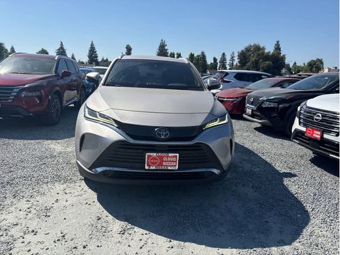 Used 2021 Toyota Venza XLE w/ Carpet Mat Package (TMS) image 11