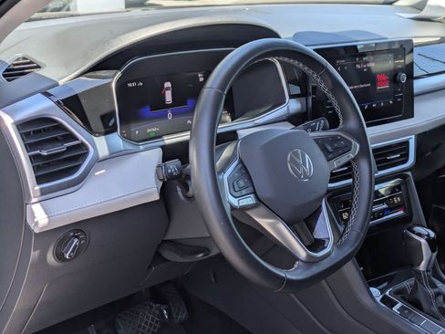 Used 2025 Volkswagen Taos SE AWD/4WD image 14