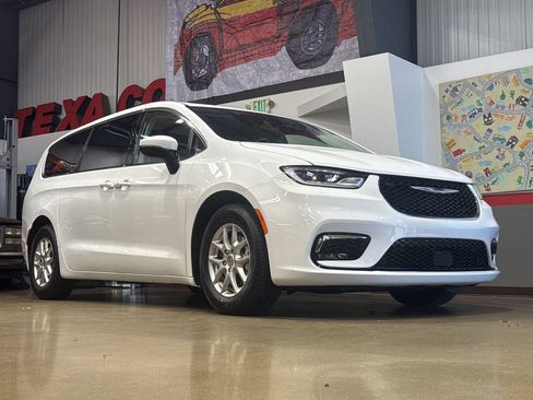 Used 2023 Chrysler Pacifica Touring-L FWD image 58