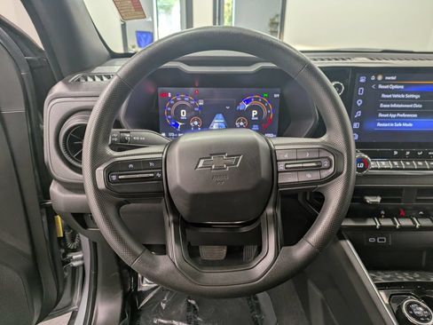 Used 2025 Chevrolet Colorado Trail Boss AWD/4WD image 21