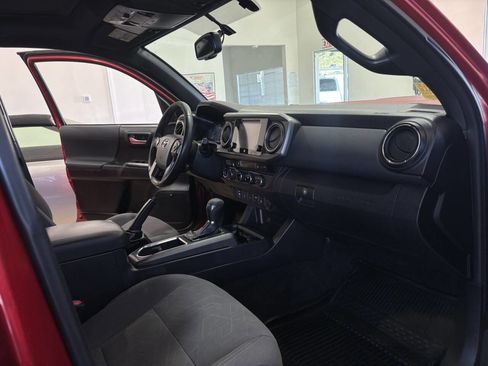 Used 2017 Toyota Tacoma TRD Sport AWD/4WD image 25