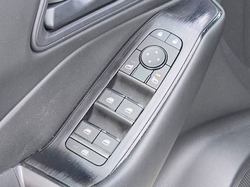 Used 2024 Nissan Rogue S image 17