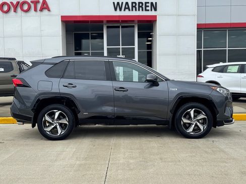 Used 2021 Toyota RAV4 SE image 3