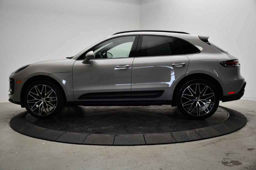 Certified 2024 Porsche Macan AWD/4WD image 2