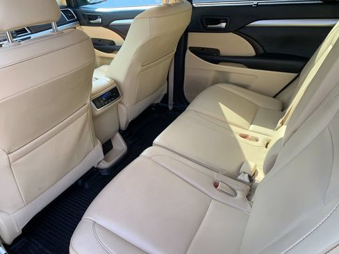 Used 2017 Toyota Highlander XLE AWD/4WD image 14