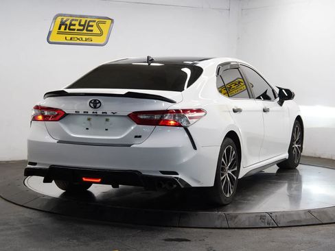 Used 2020 Toyota Camry SE w/ Convenience Package FWD image 4