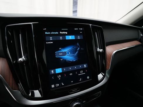 Used 2025 Volvo V60 B5 Cross Country Plus image 21