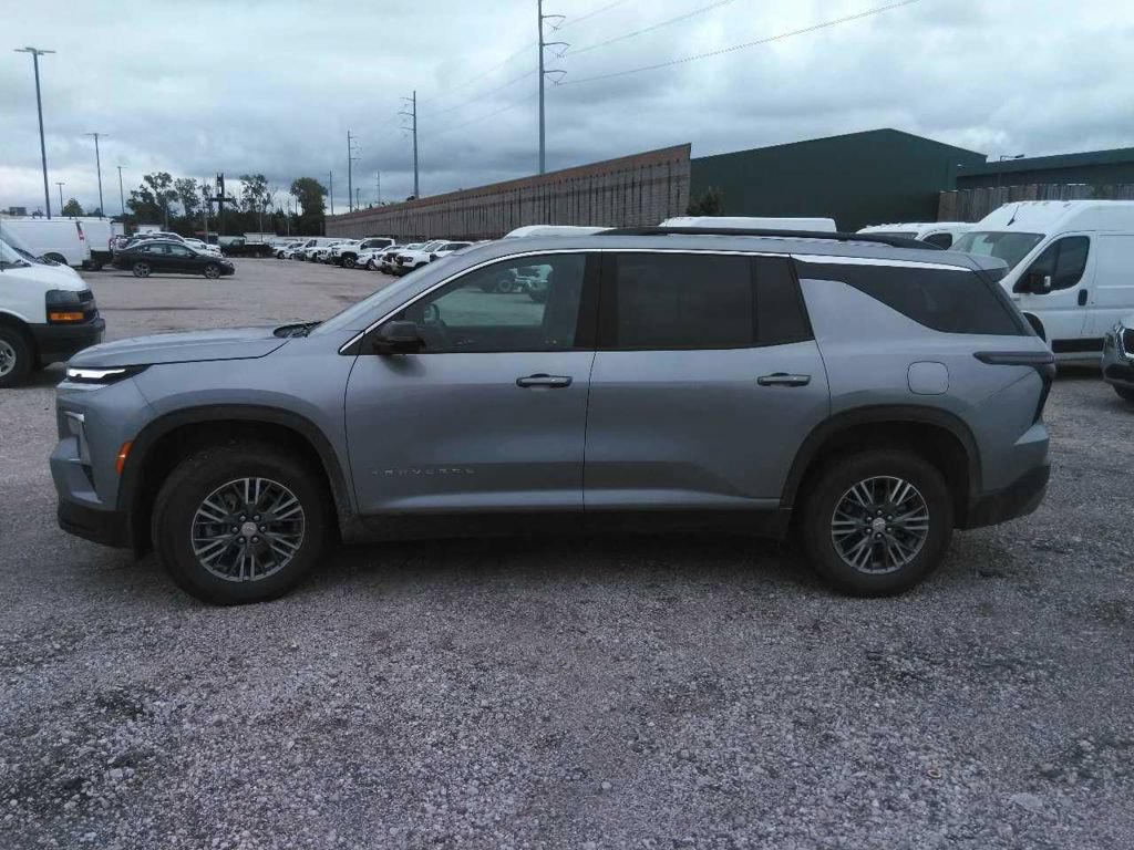 Used 2025 Chevrolet Traverse LT w/ Driver Confidence Package AWD/4WD image 4
