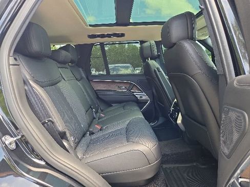 Used 2025 Land Rover Range Rover SE AWD/4WD image 10