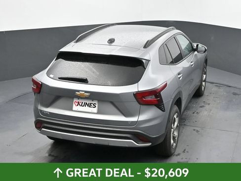 Used 2025 Chevrolet Trax LT FWD image 27
