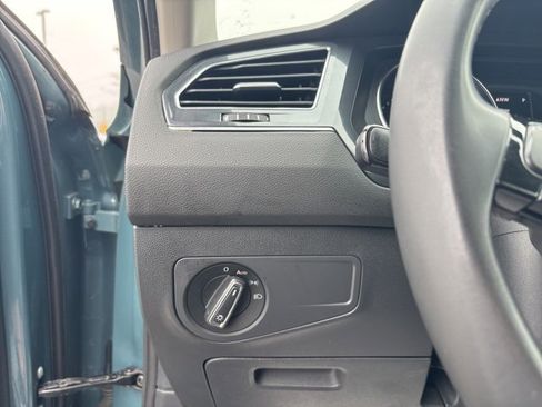 Used 2021 Volkswagen Tiguan SE image 16
