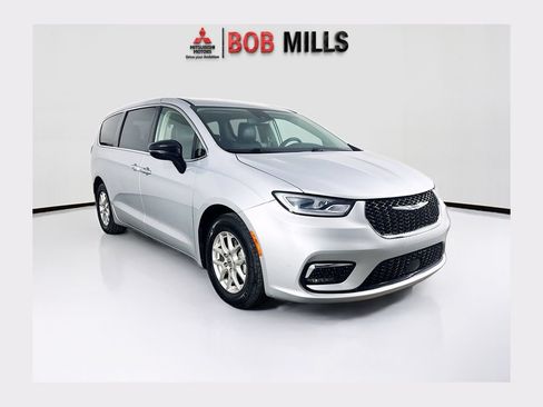 Used 2024 Chrysler Pacifica Touring-L FWD image 1