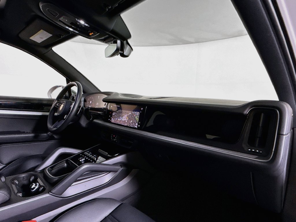 Certified 2025 Porsche Cayenne AWD/4WD image 17