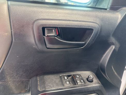 Used 2019 Toyota Tacoma SR RWD image 5